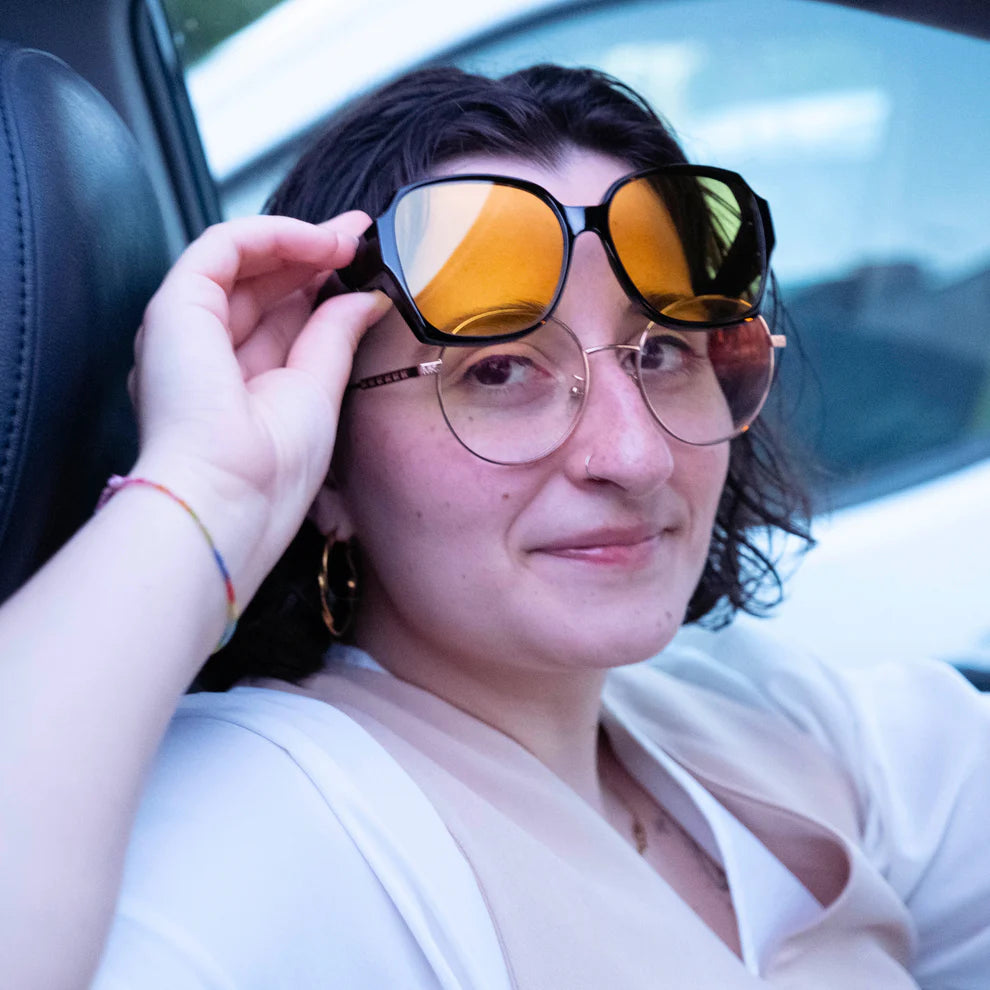 OptiNight® Ámbar nocturno Gafas nocturnas anti-deslumbramiento que se colocan sobre tus lentes de prescripción